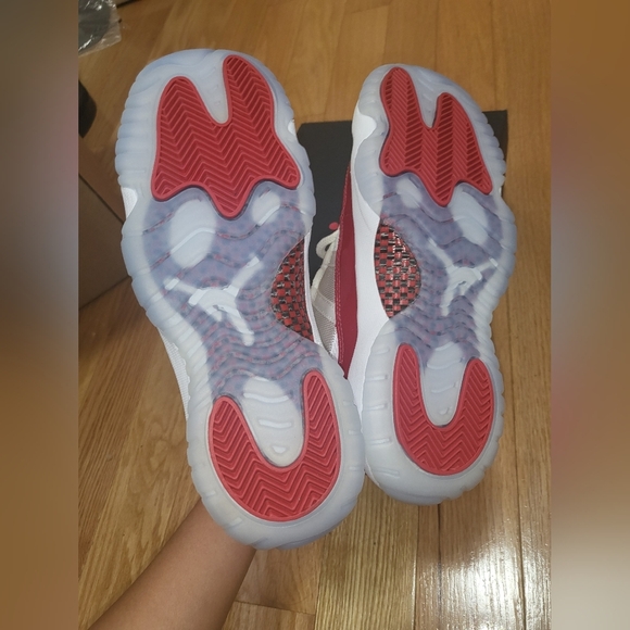 NIB AIR JORDAN 11 (GS) CHERRY SIZE 5.5Y / 7W / EU 38 - Picture 3 of 5